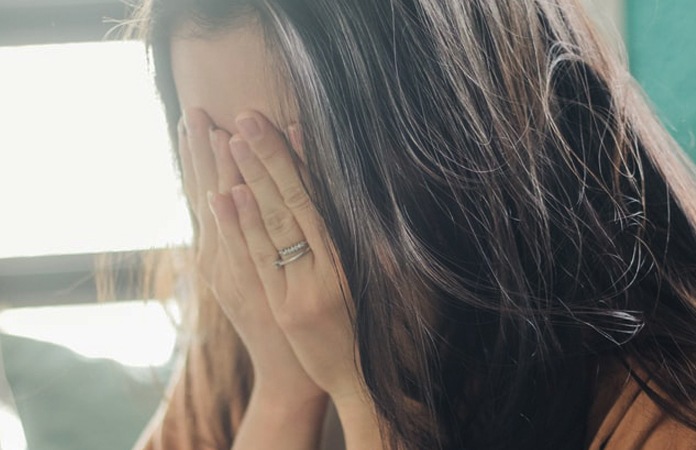 Vrouw kampt met vreemde aandoening na genezing van coronavirus