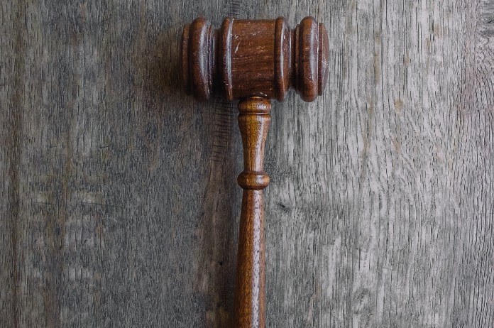 BIZAR. Man vliegt de gevangenis in nadat hij vier mondmaskers steelt