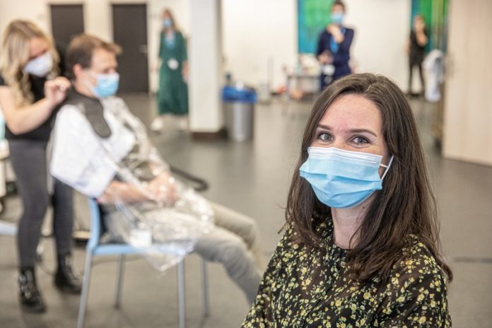 Hoe kan je als kapper veilig aan de slag? Het UZA deelt enkele tips