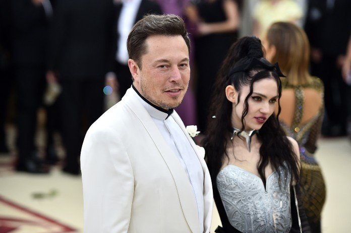 VIDEO. Zangeres Grimes deelt eerste beelden van Elon Musk en pasgeboren kindje