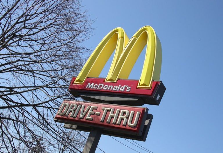 Vrouw schiet medewerkers McDonald’s nadat ze niet mag neerzitten