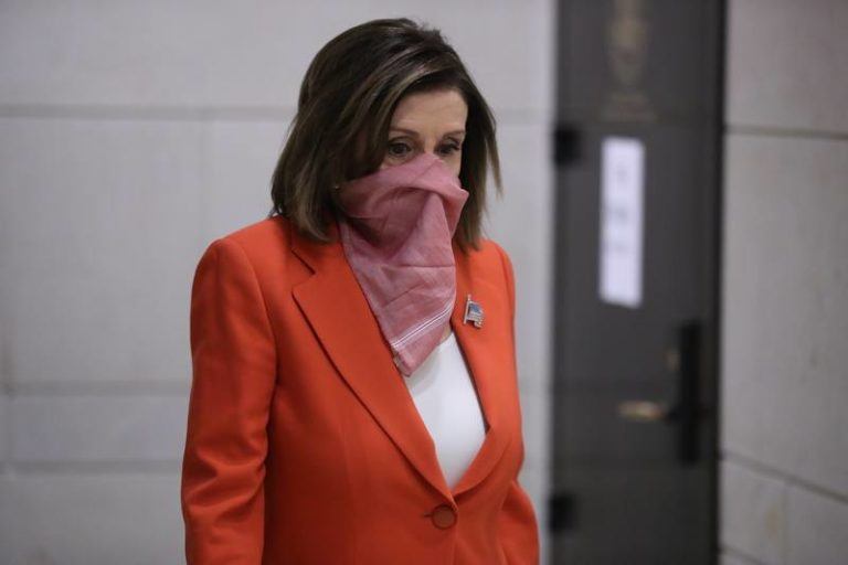 Nancy Pelosi deelt sneer uit aan Trump: “Hij heeft morbide obesitas”