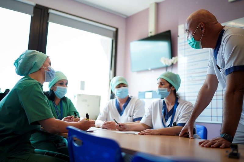 CORONACIJFERS. Overlijdens en ziekenhuisopnames stijgen lichtjes