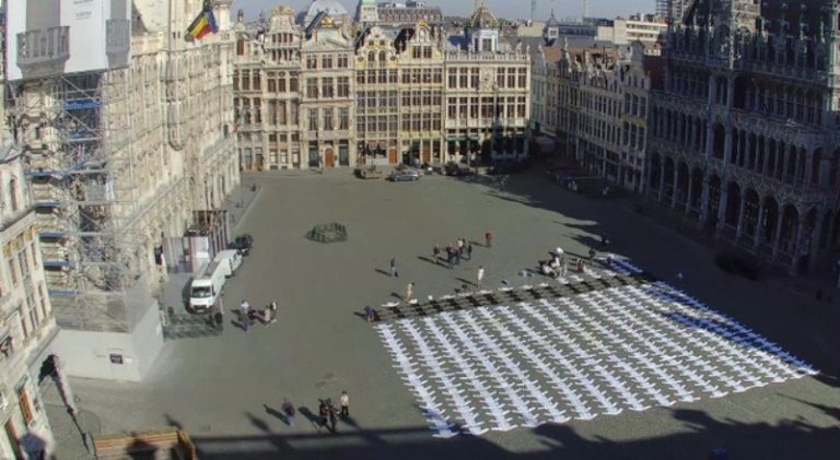 Horeca protesteert in Brussel met ‘kerkhof’ van koksvesten