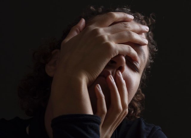 BIZAR. Daarom kunnen we zo moeilijk stoppen met ons gezicht aan te raken