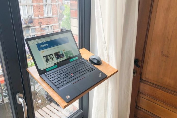 GETEST. Met dit mobiele (sta)bureau wordt thuiswerken een makkie