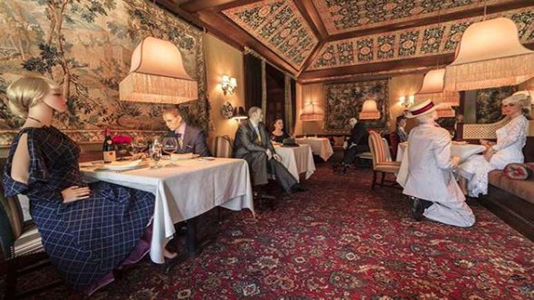 BIZAR. Eigenaar vult restaurant op met paspoppen voor de gezelligheid