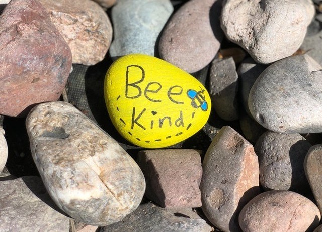 Met deze drie vriendelijke gebaren steunen we elkaar in coronatijden