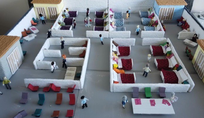 IN BEELD. Deze 91-jarige Britse vrouw breit een ziekenhuis om de gezondheidszorg te steunen