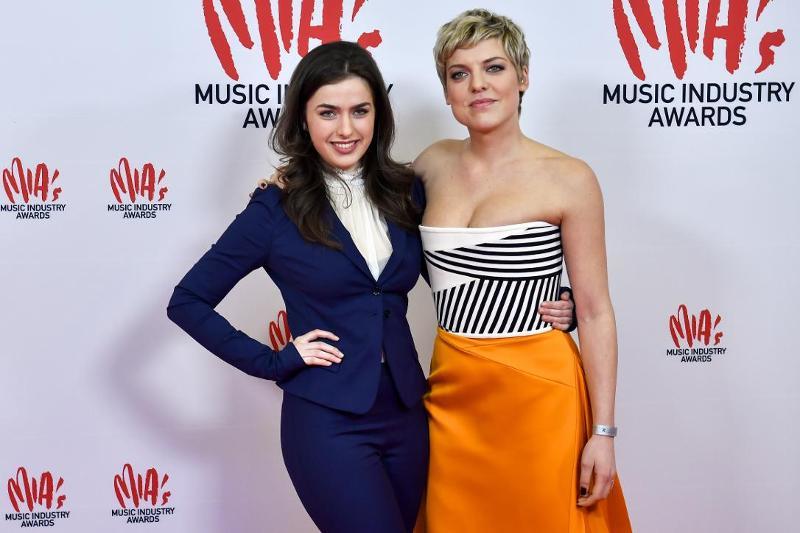 Olga en Ella Leyers poseren in sportbeha (en mondmasker) voor sexy shoot