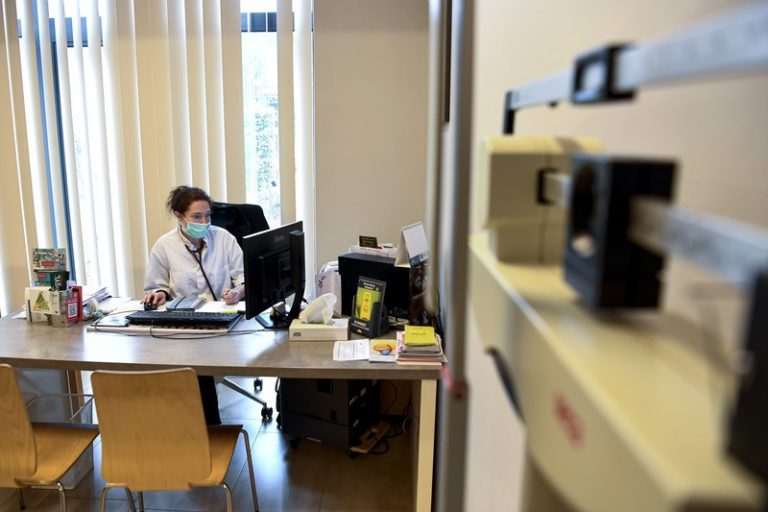 Mensen die in zelfisolatie moeten, krijgen voortaan ‘quarantaineattest’ van huisarts