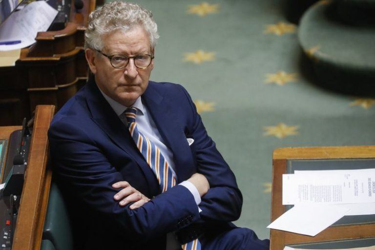 Ruim 30 Belgen klagen Staat en minister De Crem aan om coronamaatregelen