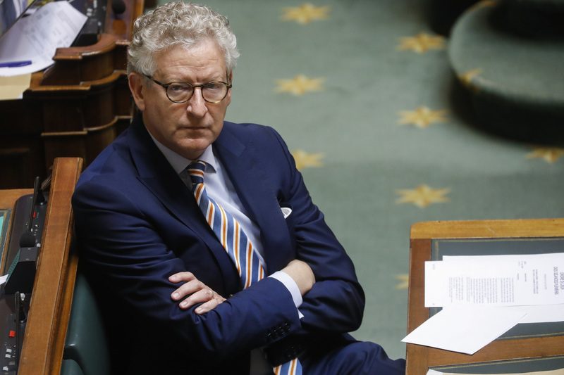 Ruim 30 Belgen klagen Staat en minister De Crem aan om coronamaatregelen