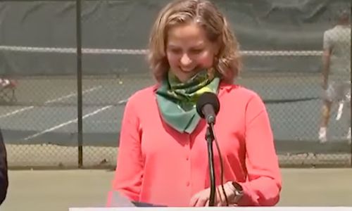 Té dubbelzinnige coronamaatregel doet politica blozen: “Je mag hun ballen niet aanraken!” (video)