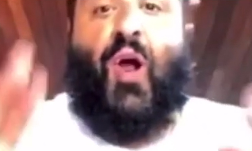 Schaarsgeklede dame bezorgt wereldberoemde dj ‘rode oortjes’ tijdens livestream op Instagram (video)