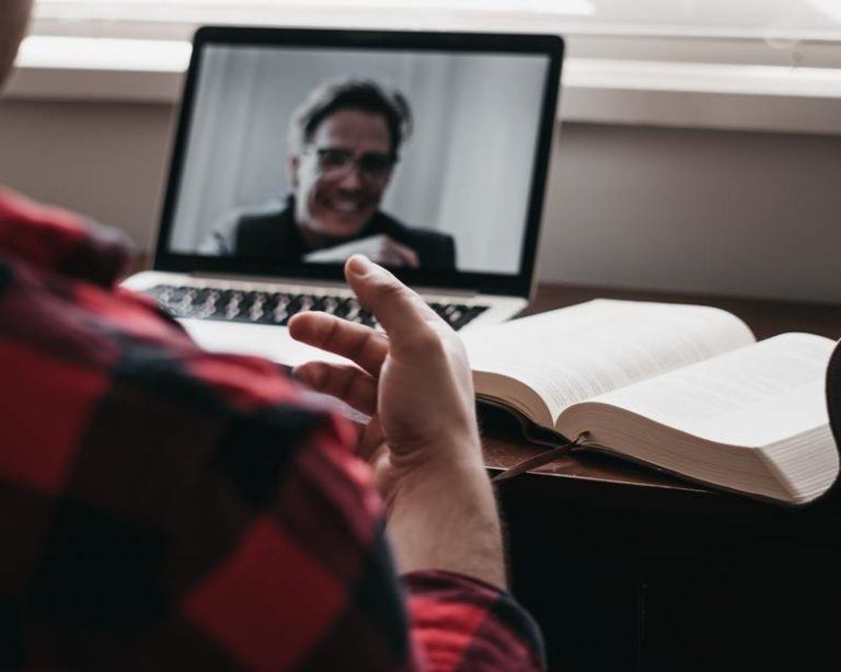 Helft Nederlanders stoort zich aan onverzorgde collega’s tijdens videocall