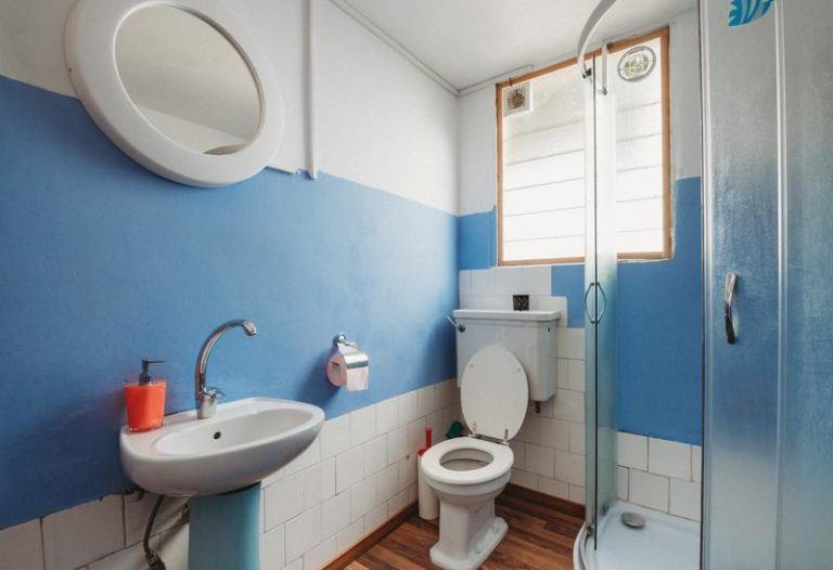 Deze 4 plekken in je badkamer vergeet je schoon te maken