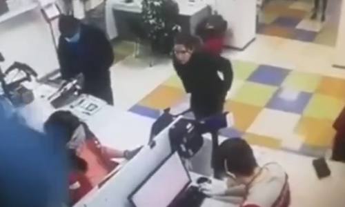 Dame zonder mondmasker wordt niet geholpen in postkantoor. Dus trekt ze haar SLIPJE uit! (video)