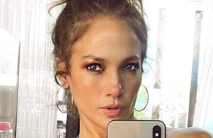 Jennifer Lopez deelt leuke foto, maar fans zijn bezorgd om ‘creepy’ man in achtergrond