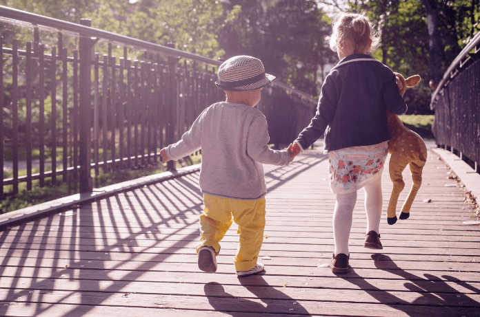 twee kinderen hand in hand