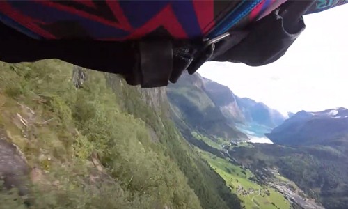NIPT: Klein detail kost man die met wingsuit vliegt bijna het leven! (video)