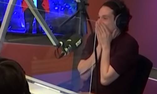 PIJNLIJK: Huwelijksaanzoek tijdens live radio-uitzending gaat VOLLEDIG fout (video)