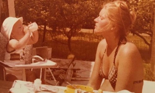 Nathalie Meskens deelt deze bikinifoto’s van haar mama en fans geloven hun ogen niet: “Als twee druppels water!”