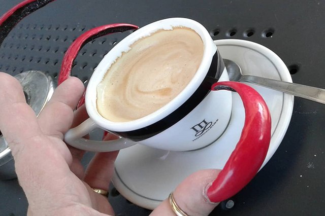 BIZAR. Teennagels van tien centimeter? Deze vrouw verdient er de kost mee