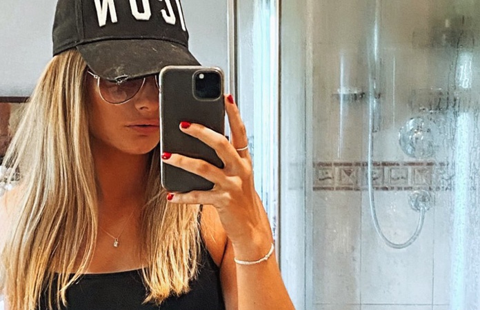 Vrouw maakt selfie, maar beseft niet wat er op de achtergrond gebeurt…