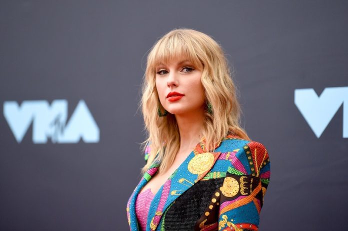 Taylor Swift mengt zich in debat over beeldenstorm in VS: “Ik walg van standbeelden die racistische figuren eren”