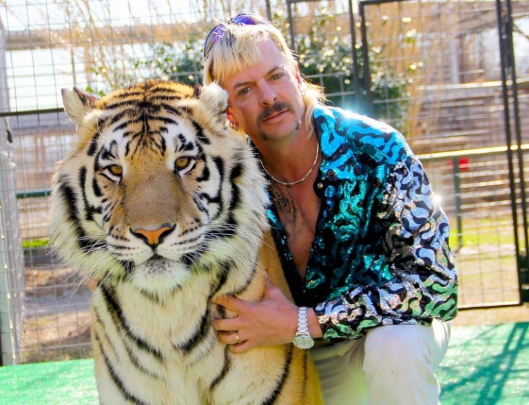 Joe Exotic heeft het zwaar in de cel: “Ik ga dood, Trump, laat me vrij”