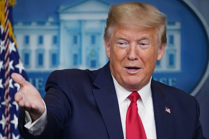 Trump wuift speculatie rond gezondheid weg na moeizame afdaling van trap: “Lag erg glad”