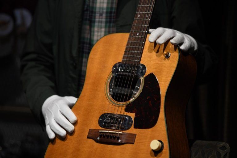 ‘Unplugged’-gitaar van Kurt Cobain geveild voor recordbedrag