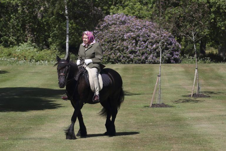 Queen Elizabeth voor het eerst in maanden buiten gespot… op haar pony