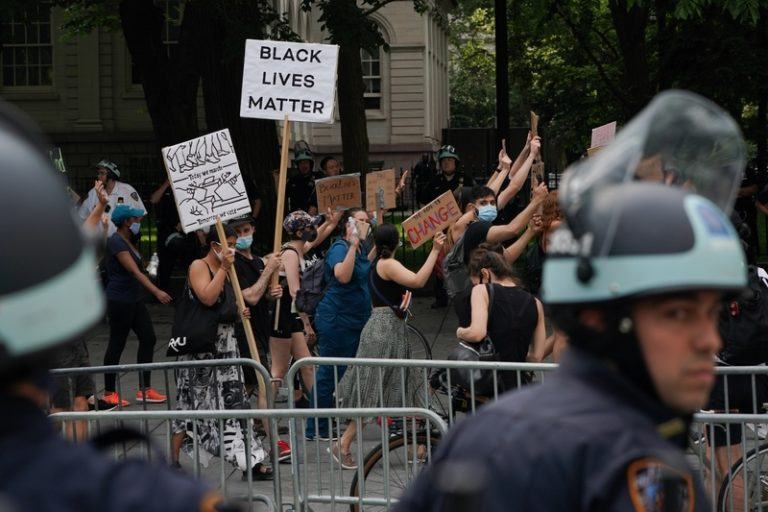 Open brief van Amerikaanse zorgsector steunt massabetogingen ondanks coronavirus: “Racisme is óók een gezondheidscrisis”
