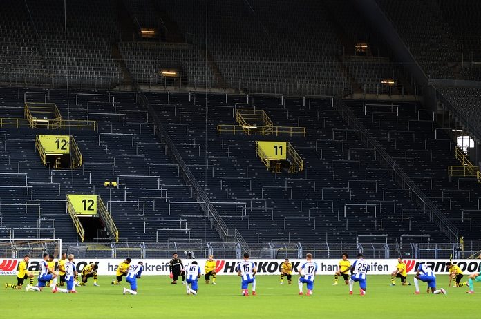 IN BEELD. Voetballers knielen in leeg stadion als statement tegen racisme