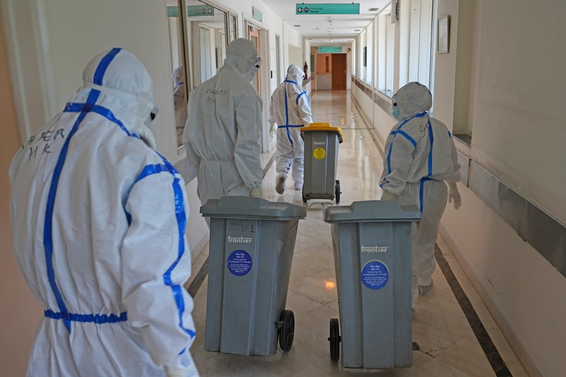 Poetshulpen op COVID-afdeling: “Samengevat? Veel traantjes, zweet en heel vermoeiend”