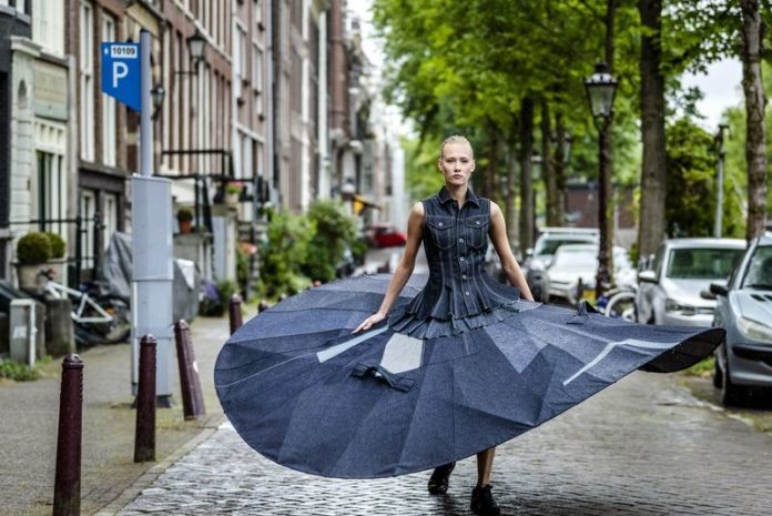BIZAR. Nederlandse danseres houdt afstand in 3 meter brede tutu