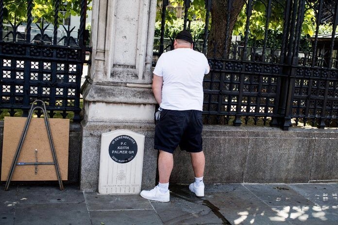 Verontwaardiging over wildplasser aan gedenksteen voor vermoorde agent