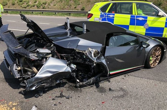 BIZAR. Spiksplinternieuwe Lamborghini 20 minuten na aankoop in de prak gereden