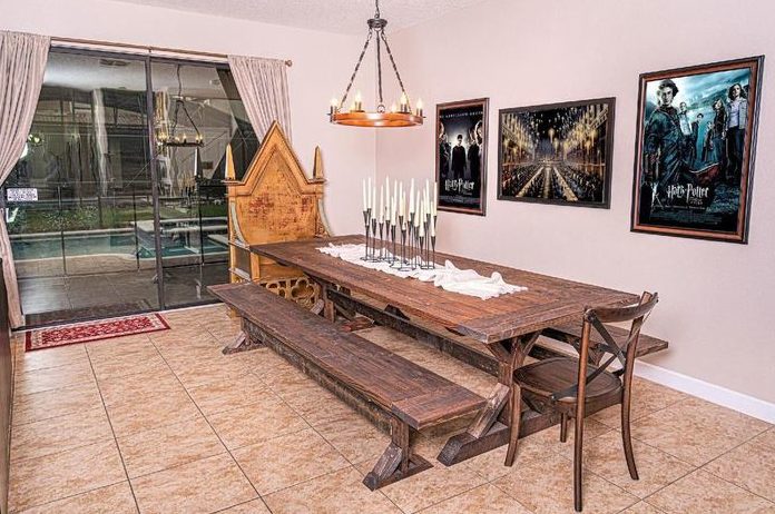 Deze Harry Potter-Airbnb heeft themakamers in de stijl van de Zweinsteinafdelingen