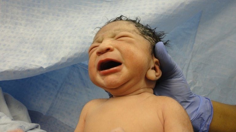 BIZAR. Moeder zet voor de derde keer een van de dikste baby’s van Engeland op de wereld