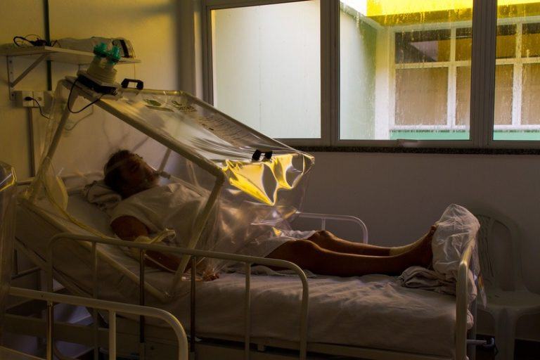 Coronapatiënt sterft nadat familie beademingstoestel uit de stekker trekt om airconditioning in te steken