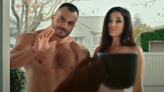 Acteur en actrice uit ‘pikante filmpjes’ staan plots voor de deur in deze opvallende sensibiliseringscampagne (video)