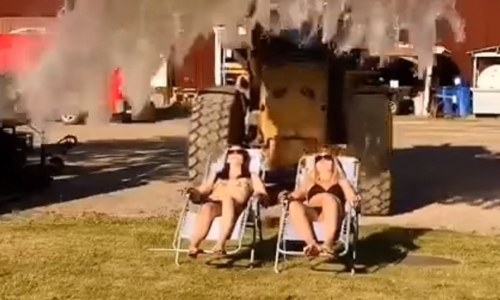 VIRAAL: Boer zorgt bij dames in bikini voor de nodige afkoeling (video)