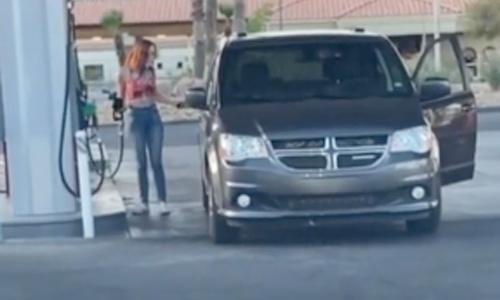 WOOPS: Dame aan tankstation is wel héél lang bezig met vinden van juiste kant (video)