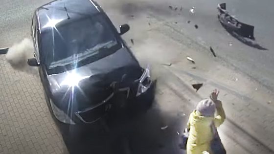 NIPT: Dame op voetpad had heel veel GELUK na stevige crash (video)