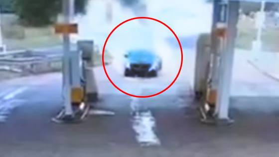 Bestuurster panikeert, dus rijdt ze met BRANDENDE wagen naar… het tankstation! (video’s)
