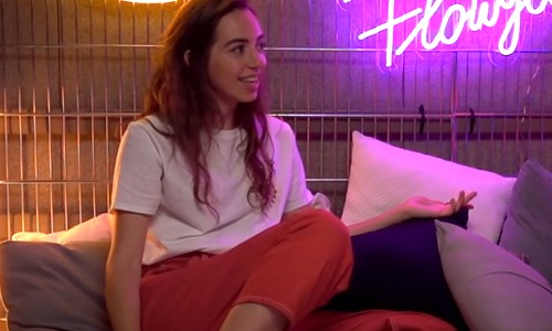 Flo Windey lijkt te twijfelen op dit PIKANTE plaatje. Maar da's volgens haar fans nergens voor ...