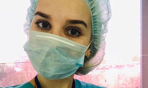 Verpleegster die op Covid-afdeling ’té pikant gekleed’ was, gaat nu aan de slag als model (foto’s/video)